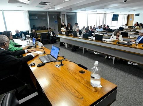 Jornada especial para trabalhador que tem dependente com deficiência passa na Comissão