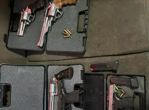 Ação com 400 policiais busca 60 membros de quadrilha por assassinatos e tráfico