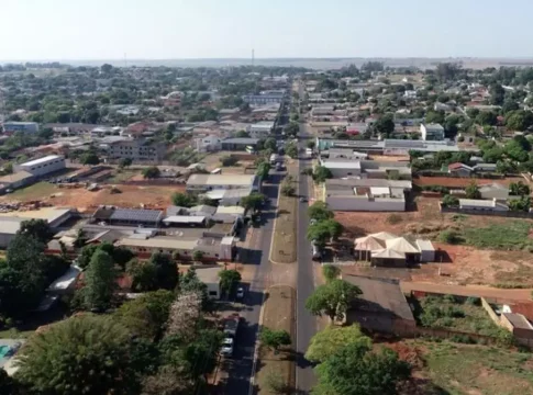Mulher é surpreendida em ponto de ônibus e atacada a facadas no pescoço em Itaquiraí