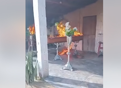 Criminosos invadem velório e incendeiam caixão de rival em ato de vingança