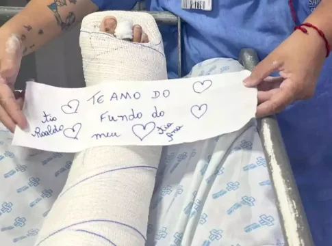 Garoto que teve mãe e irmãos mortos por motorista bêbado enfrenta 5ª cirurgia