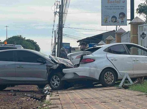 Motorista ‘rampa’ quebra-mola e destrói HB20 estacionado na Gunter Hans