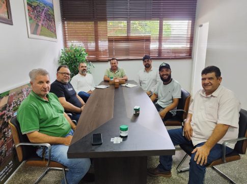 Prefeito Malaquias e secretários se reúnem com diretores da Petra Agronegócio para discutir instalação de filial em Japorã