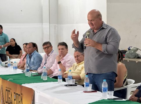 Gabriel e vereadores prestigiam assinatura para casas na Aldeia