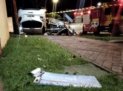 Motorista é socorrido em forte colisão com capotamento na Afonso Pena