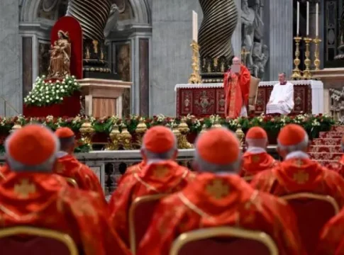 Missa abre o conclave antes da primeira eleição do Papa nesta quarta