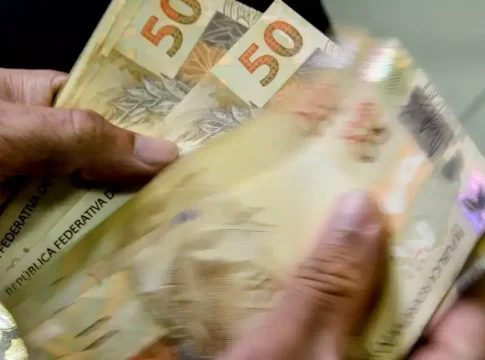 Aposentados do INSS que ganham mais que o mínimo começam a receber 13º