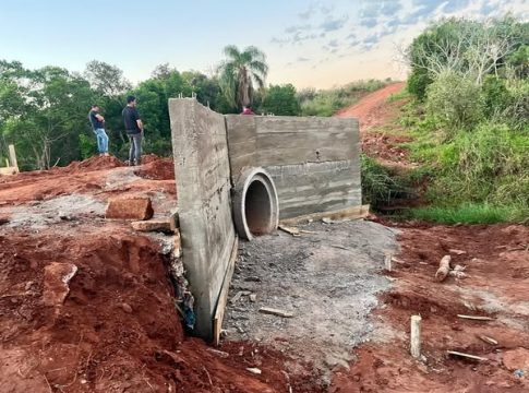 Prefeitura de Japorã avança em obra de bueiro tubular com aterro no Grupo 5