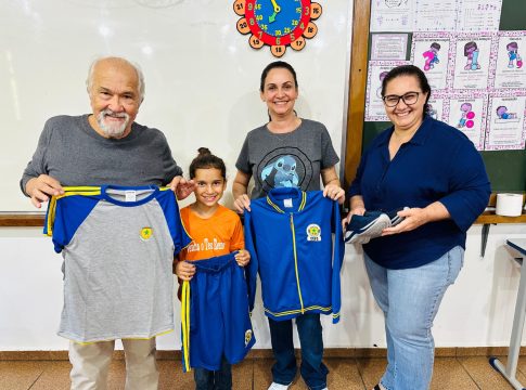 Prefeito Lídio e secretária de Educação realizam entrega dos novos uniformes para alunos da Rede Municipal de Ensino