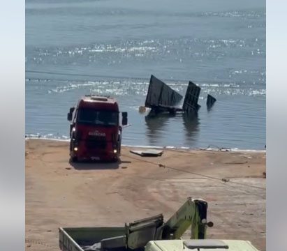 Carreta que caiu no rio Paraná com 39 toneladas de fertilizante é retirada após ficar mais de 80 horas submersa