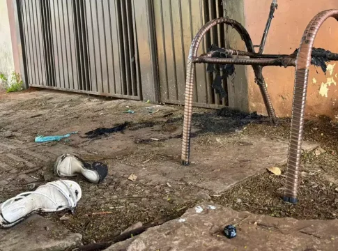Em chamas, vizinhos assistem mulher morrer queimada em frente a casa do ex