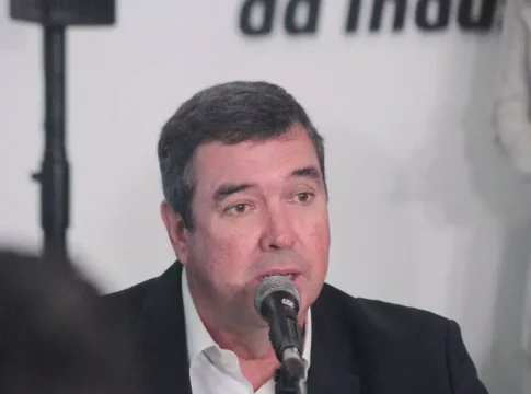 Com 75% de aprovação, Riedel aparece como favorito para reeleição em 2026