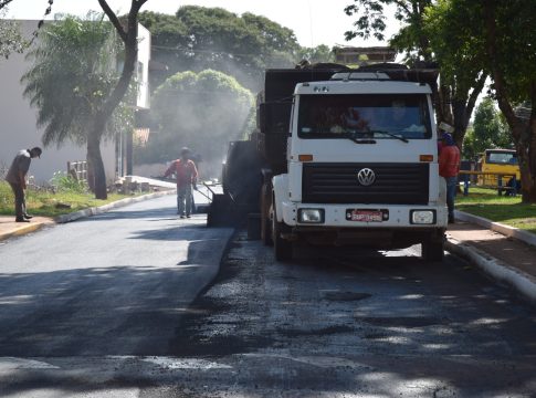 Prefeitura de Iguatemi está finalizando as obras de recapeamento asfáltico da Av. Presidente Vargas, no Bairro Vila Rosa