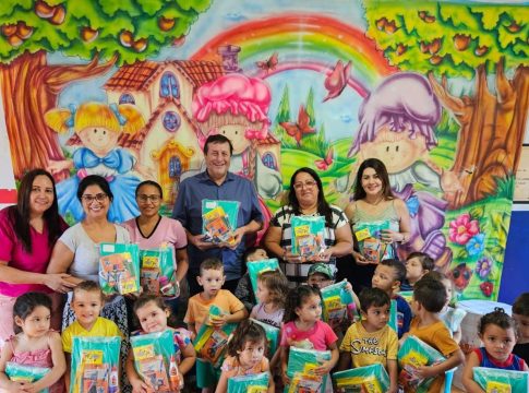 Governo de Mundo Novo entrega mais de 2 mil kits escolares com recursos próprios
