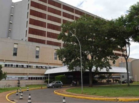 Médico ‘não vê’ cálculo e libera paciente que esperou 12 dias por vaga no Hospital Regional