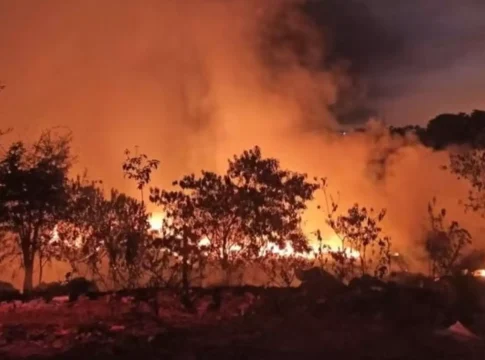 Incêndio de grandes proporções atinge cidade próxima à divisa entre SP e MS