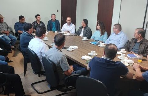 Governo de Mundo Novo mantém diálogo transparente em reunião com vereadores e secretários municipais