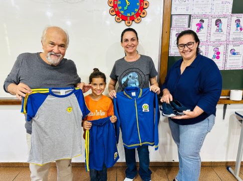 PREFEITO LÍDIO E SECRETÁRIA DE EDUCAÇÃO REALIZAM ENTREGA DOS NOVOS UNIFORMES PARA ALUNOS DA REDE MUNICIPAL DE ENSINO.