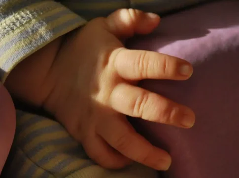 Corpo de bebê de 9 meses morta após injeção em hospital de MS é exumado