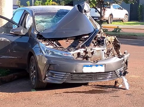 Corolla fica destruído após bater em caminhão e acertar poste em Chapadão do Sul