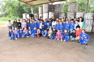 Na Semana do Meio Ambiente, alunos da Rede Municipal visitaram a Cooperativa de Resíduos Sólidos e o viveiro de mudas em Iguatemi
