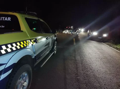 Colisão entre Hilux e Gol deixa três feridos, entre eles filho de prefeita