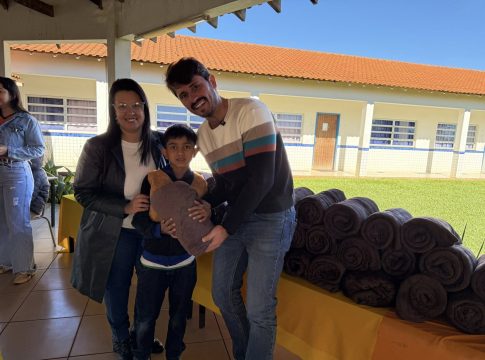 Prefeitura de Itaquiraí entrega cobertores para crianças do SCFV Rural durante ação do Maio Laranja