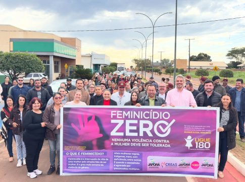 Passeata de conscientização sobre o feminicídio mobiliza servidores e percorre avenida de Japorã