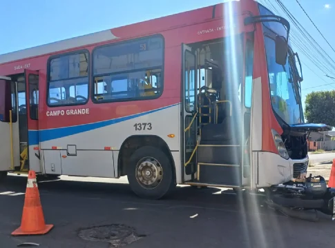 Motociclista é socorrido desacordado após furar preferencial e bater em ônibus no Tiradentes