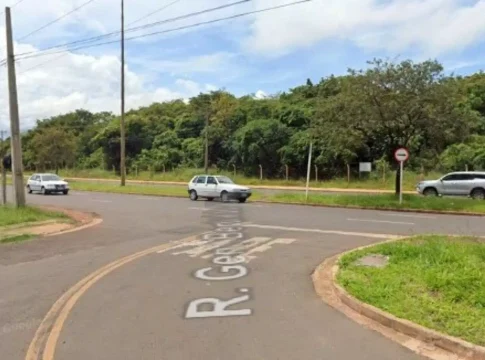 Bêbado, homem é preso após bater carro em poste e atirar contra o veículo