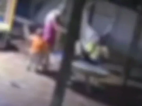 Criança que atirou e acertou a mãe está sob cuidados da família e pai ainda será interrogado