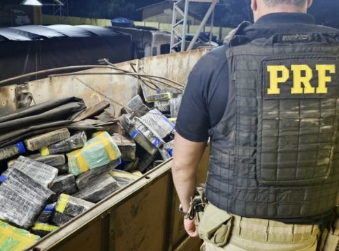 PRF apreende carreta com quase nove toneladas de drogas em Guaíra
