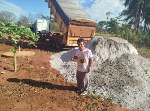 Prefeitura entrega 495 toneladas de calcário a produtores da agricultura familiar