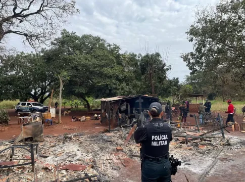 Embriagado, homem coloca fogo em casa para tentar matar a própria mãe