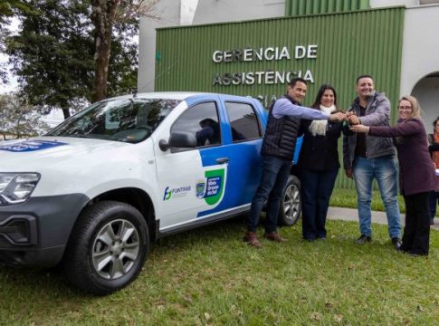 Prefeito de Naviraí entrega carro, transferido pela FUNTRAB, a Casa do Trabalhador