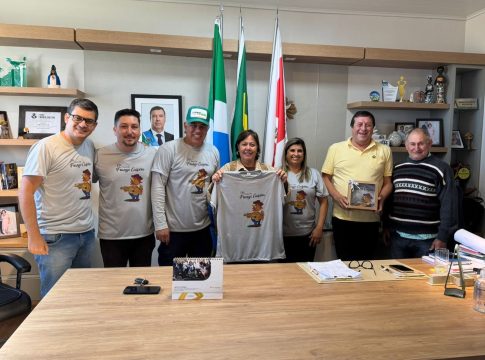 Organização da Festa do Frango Caipira presenteou prefeita e vice na última quarta (30)