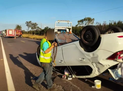 Motorista tenta desviar de buraco e capota carro na MS-338 entre Santa Rita do Pardo e Bataguassu