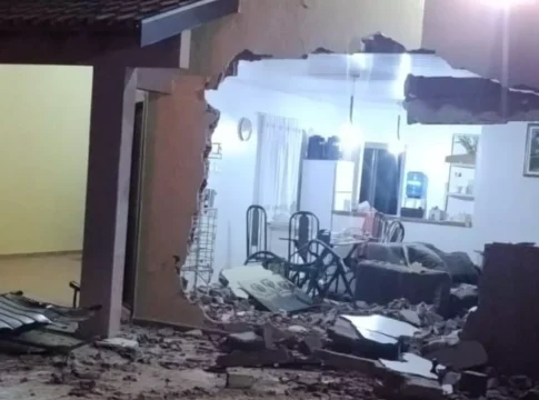 Motorista de caminhonete invade casa e quase atropela criança em Naviraí
