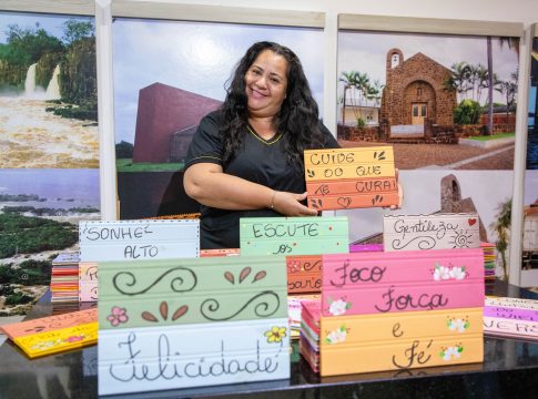 Guaíra entrega plaquinhas de artesanato com mensagens de inspiração ao Centro Náutico Marinas