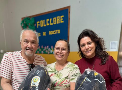 Prefeitura de Iguatemi entrega kit de uniformes aos servidores da Educação