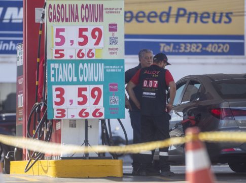 Donos de postos mais uma vez barram queda no preço da gasolina