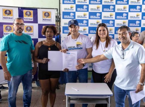 Prefeitura de Naviraí entrega títulos definitivos de propriedade a seis famílias do Jardim Paraíso III