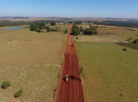 Secretaria de Obras de Iguatemi realiza trabalhos de recuperação na estrada rural que dá acesso ao assentamento São Luiz e fazendas da região