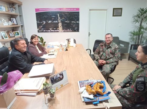 Prefeita e vice recebem visita da Polícia Militar Ambiental em Mundo Novo