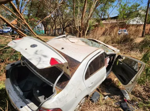 Perseguição a carro roubado termina em capotagem e tentativa de fuga a pé