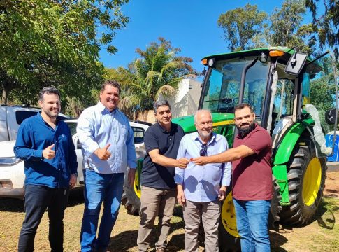 Iguatemi entrega oficialmente trator para a Agricultura Familiar do município