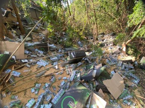 Carreta carregada com cigarros tomba na BR-163 entre Mercedes e Guaíra