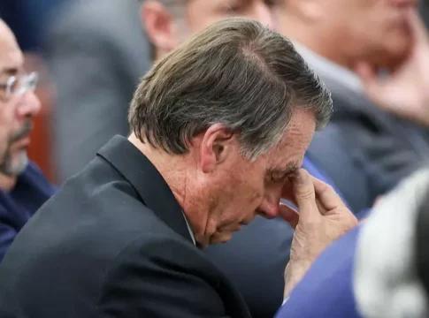 Bolsonaro passa por bateria de exames após crise de soluço
