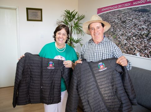 Prefeitura de Mundo Novo entrega agasalhos a servidores municipais