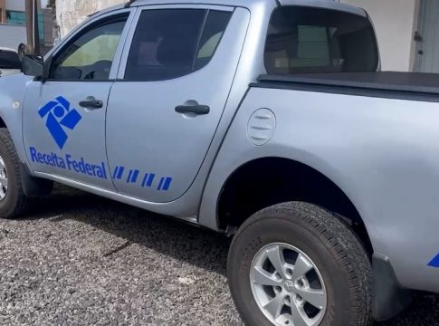 Viatura falsa da Receita Federal é apreendida com mais de 150 quilos de cocaína no PR